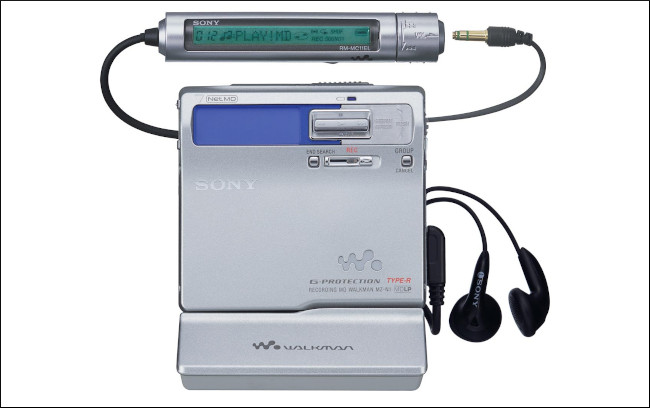 Ein tragbarer NetMD MiniDisc Walkman MZN1 von Sony.