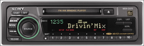 Eine Sony MDX-C670 MiniDisc Autoradio.