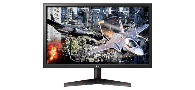 Der LG UltraGear 24GL600F-B Gaming Monitor mit Videospielflugzeugen auf dem Bildschirm.