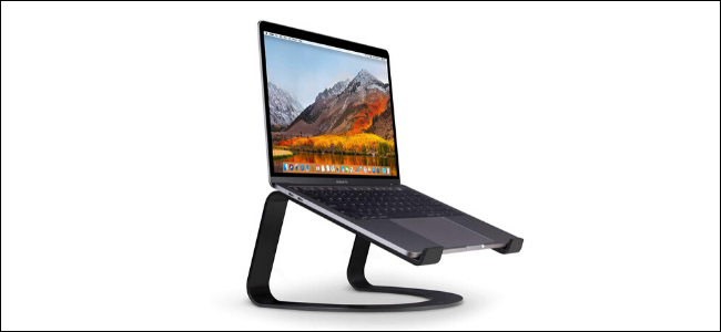 Der Twelve South Curve Laptop Stand mit einem darauf sitzenden MacBook. 