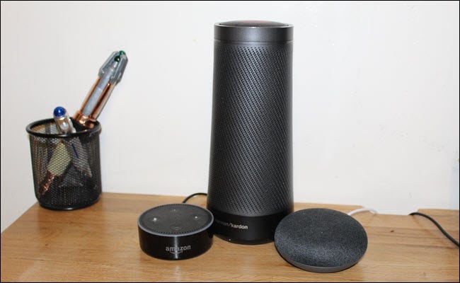 Ein Amazon Echo, Google Home Mini und Harmon Kardon Invoke (Cortana-Lautsprecher)
