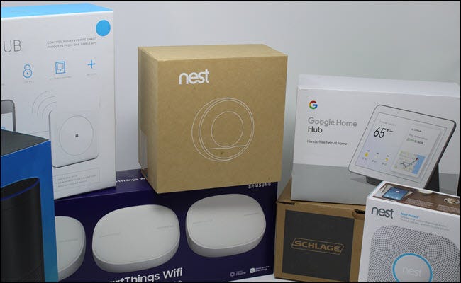 Ein Nestthermostat, ein Google Home Bub, ein Nestschutz, ein Schlage Smart Lock, ein Wink Hub, ein SmartThings Wifi Hub und Amazon Echo.