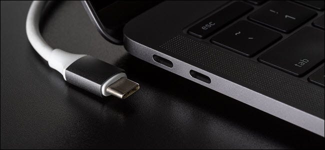 USB-C-Kabel neben USB-C-kompatiblem Laptop
