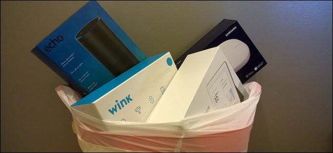 Echo, Wink, Samsung Smartthings und Google Home-Boxen in einem Mülleimer.