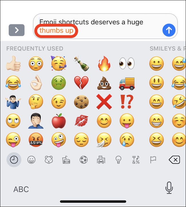 der Text "Daumen hoch" wird orange hervorgehoben und das Daumen hoch Emoji wird als Ersatzoption angezeigt