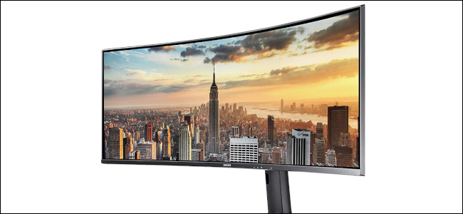 Ein Samsung 43-Zoll-Ultrawide-Monitor, der eine New Yorker Skyline-Szene bei Sonnenuntergang zeigt.