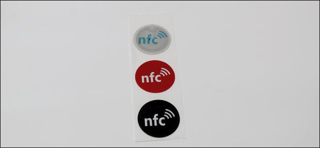 Drei NFC-Tags auf einem Papierstreifen.