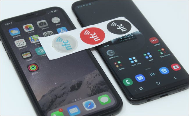 Ein iPhone XR und ein Samsung S8 mit darauf liegenden NFC-Tags.