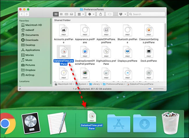 Ziehen einer Einstellungsfensterdatei in das Dock auf dem Mac.