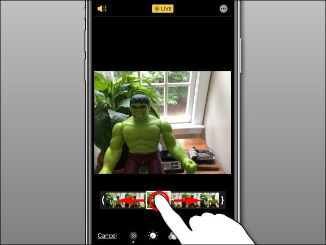 Verwenden Sie Ihren Finger, um ein Schlüsselfoto auf dem Filmstreifen in Fotos auf dem iPhone auszuwählen.